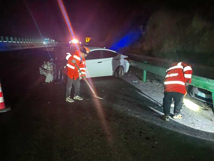 张家口分中心涿鹿养护队：橙色之光闪耀高速，逆行而上显担当