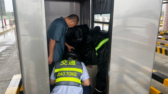 C:\Users\lenovo91\Desktop\雨中排查2