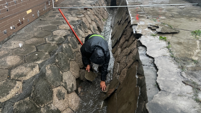 C:\Users\lenovo91\Desktop\雨中排查3