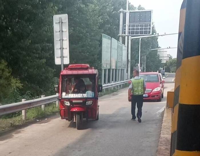 劝阻三轮车