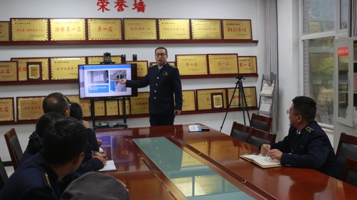 D:\李乐\宣传\已发\东新庄收费站：学习隐患排查手册 筑牢站区安全防线\IMG_6284