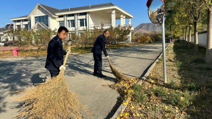 F:\00分公司季度检查\2025年\02.办公室\宣传\11月份\5清扫落叶1