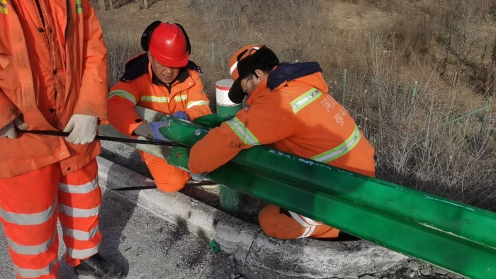 大风过后党旗红 张家口分中心崇礼养护队火速修复交安设施 -