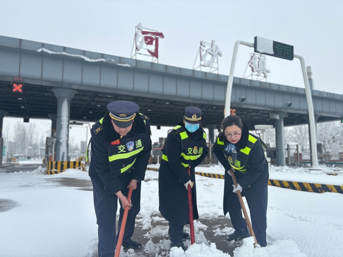 河沙镇收费站快速除雪 保障站口安全畅通 (2)