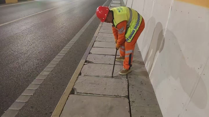 规范作业保安全 精细养护提品质——张家口分中心延崇养护队圆满完成隧道及电缆沟专项保洁