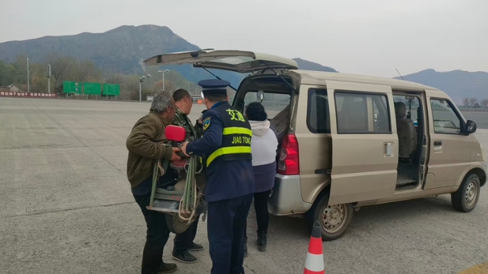 D:\2026年办公\2026宣传\四月\助老人回家1